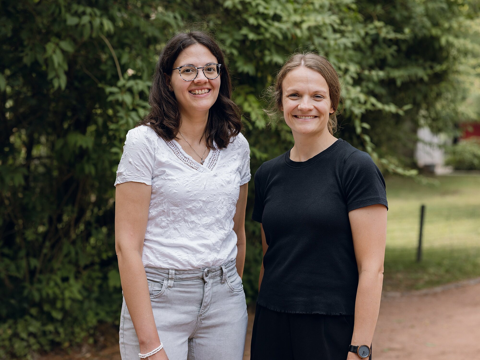 Projektteam des Präventionsprogramms "Max & Min@": Franziska Zehner (links) und Lena Butter (rechts), Präventionsfachkräfte der Villa Schöpflin