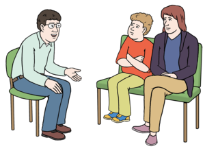 Kind sitzt mit einem Elternteil neben einer beratenden Person.