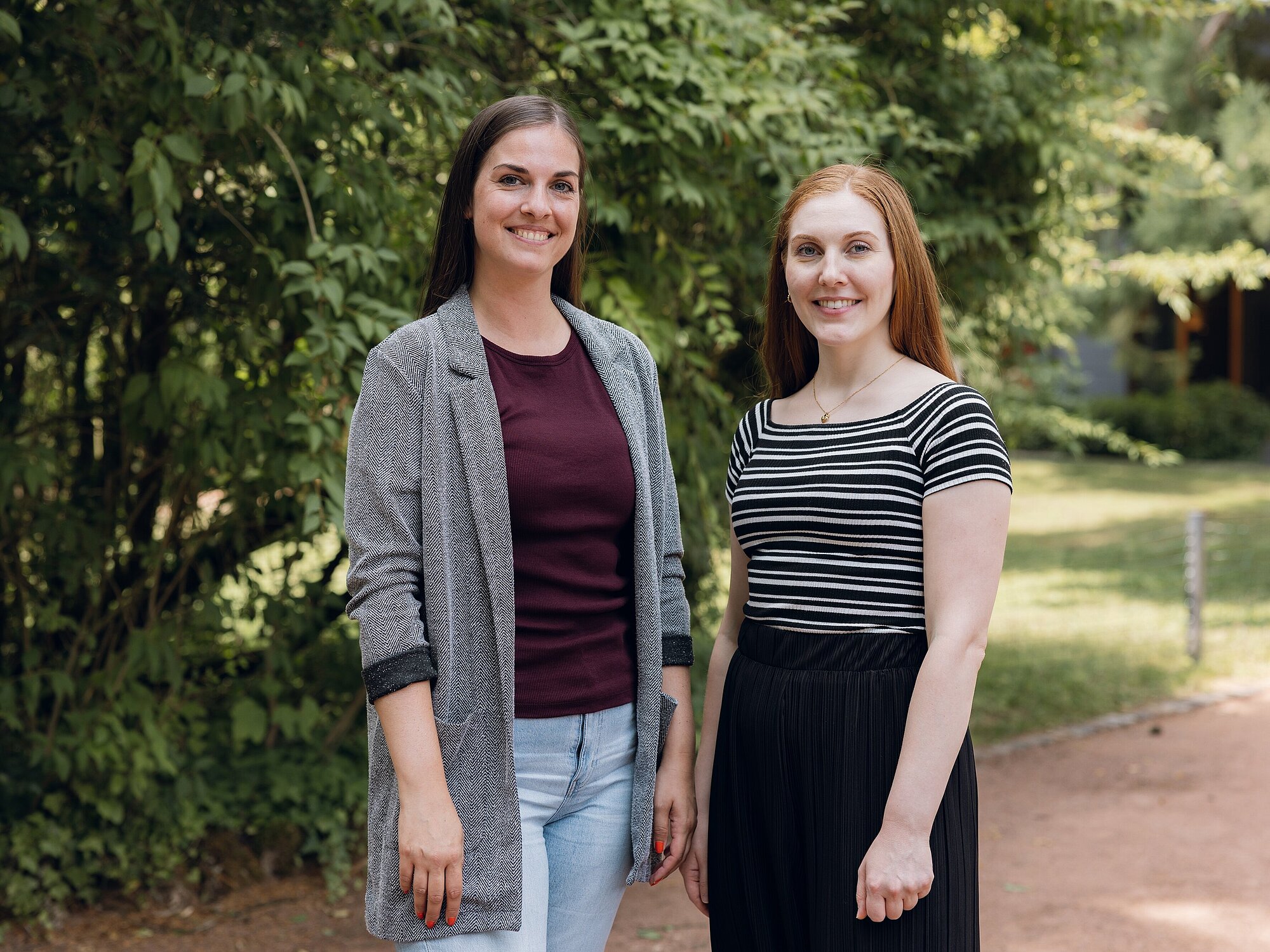 Projektteam des Alkoholpräventionsprogramm "Tom & Lisa": Anna Lauer (links) und Ramona Hauger (rechts), Präventionsfachkräfte der Villa Schöpflin