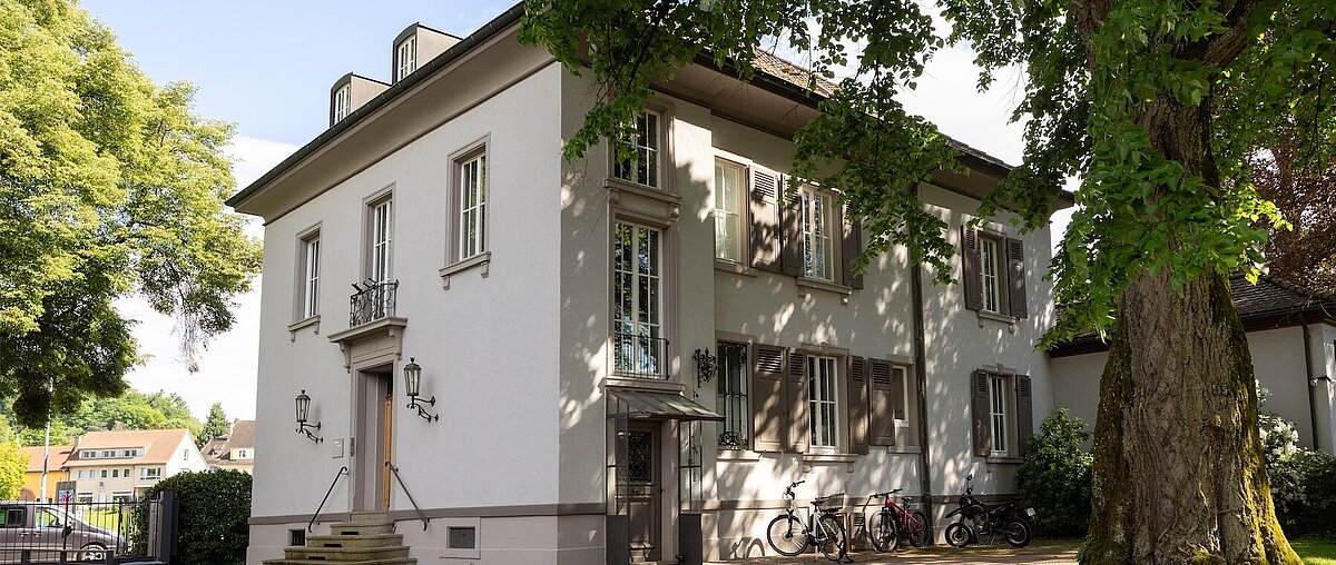 Eine Gebäudeaufnahme der Villa Schöpflin