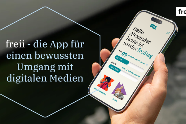 Foto eines Smartphones, das die freii App geöffnet hat. Daneben steht ein Text: "freii - die App für einen bewussten Umgang mit digitalen Medien." 