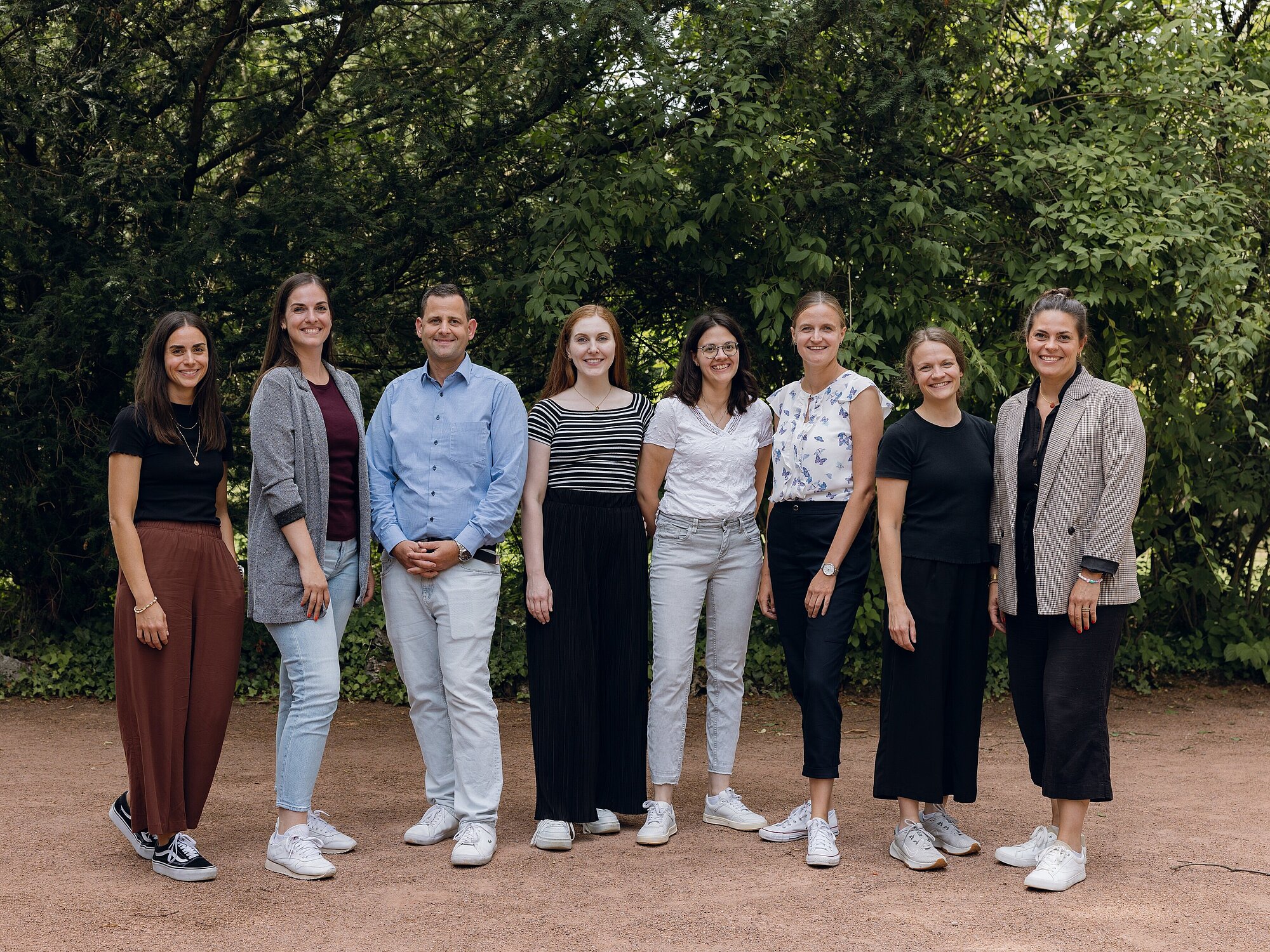 Teamfoto von links nach rechts: Lena Wehrle, Anna Lauer, Daniel Ott, Ramona Hauger, Franziska Zehner, Franziska Ruch, Lena Butter und Marie Pottstock, Präventionsfachkräfte der Villa Schöpflin