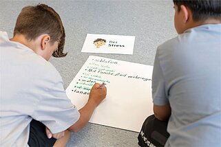 Foto einer Situation aus dem Medienpräventionsworkshop "Max & Mina" der Villa Schöpflin