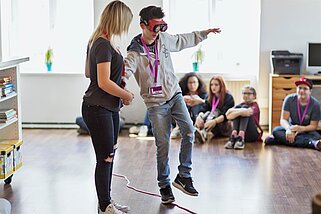 Foto einer Situation aus dem Alkoholpräventionsworkshop "Tom & Lisa" der Villa Schöpflin