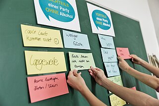 Foto einer Situation aus dem Alkoholpräventionsworkshop "Tom & Lisa" der Villa Schöpflin