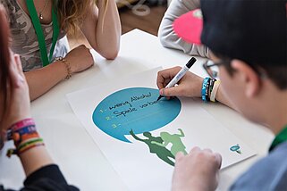 Foto einer Situation aus dem Alkoholpräventionsworkshop "Tom & Lisa" der Villa Schöpflin